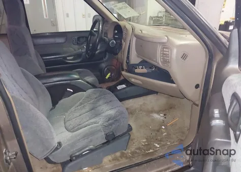 2002 Chevrolet S-10 Ls from USA, damaged, VIN 1GCCT19W828231279